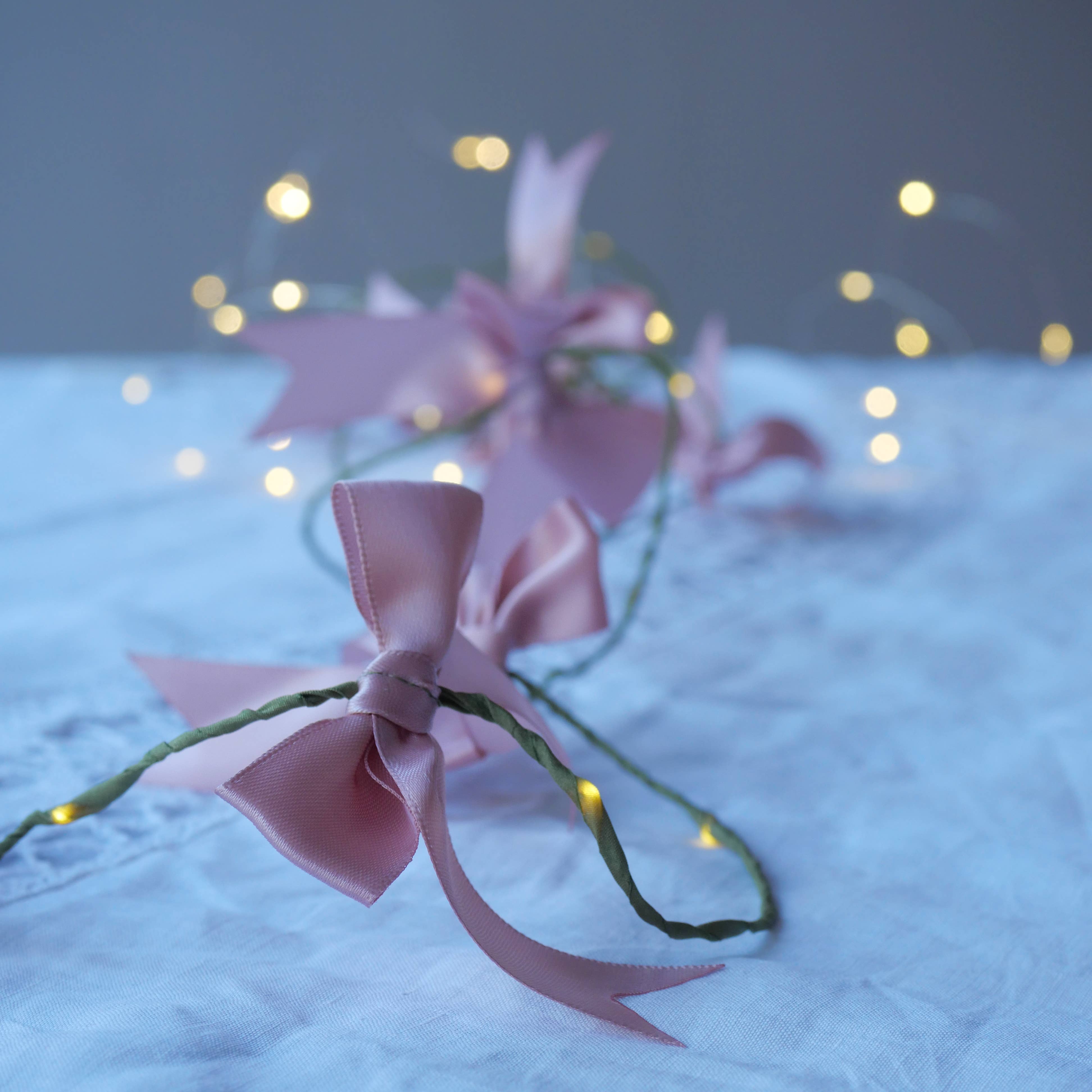 Satin Bow Fairy Lights - Christmas Decoration: Red / 2m (Battery) / Olive Green