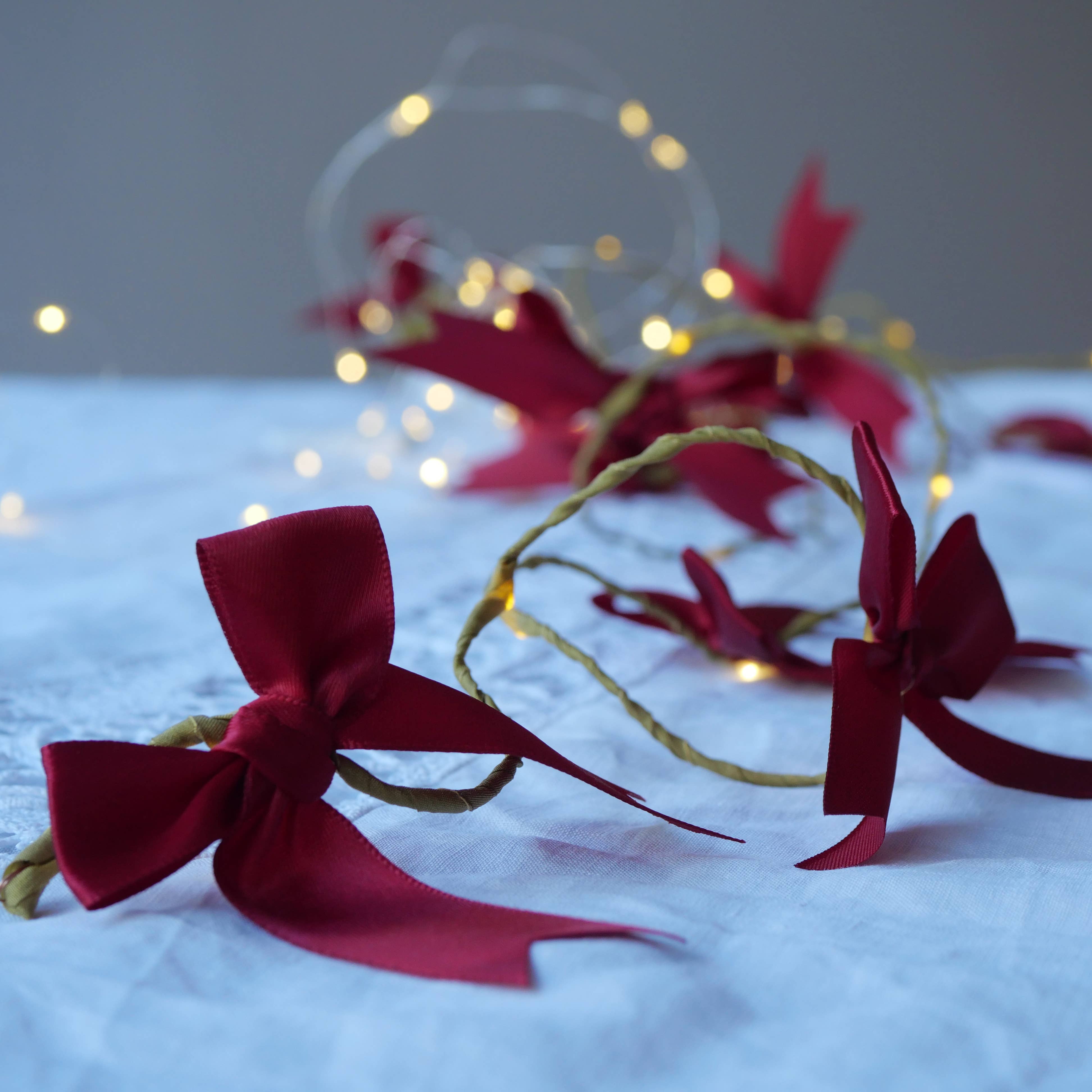 Satin Bow Fairy Lights - Christmas Decoration: Red / 2m (Battery) / Olive Green